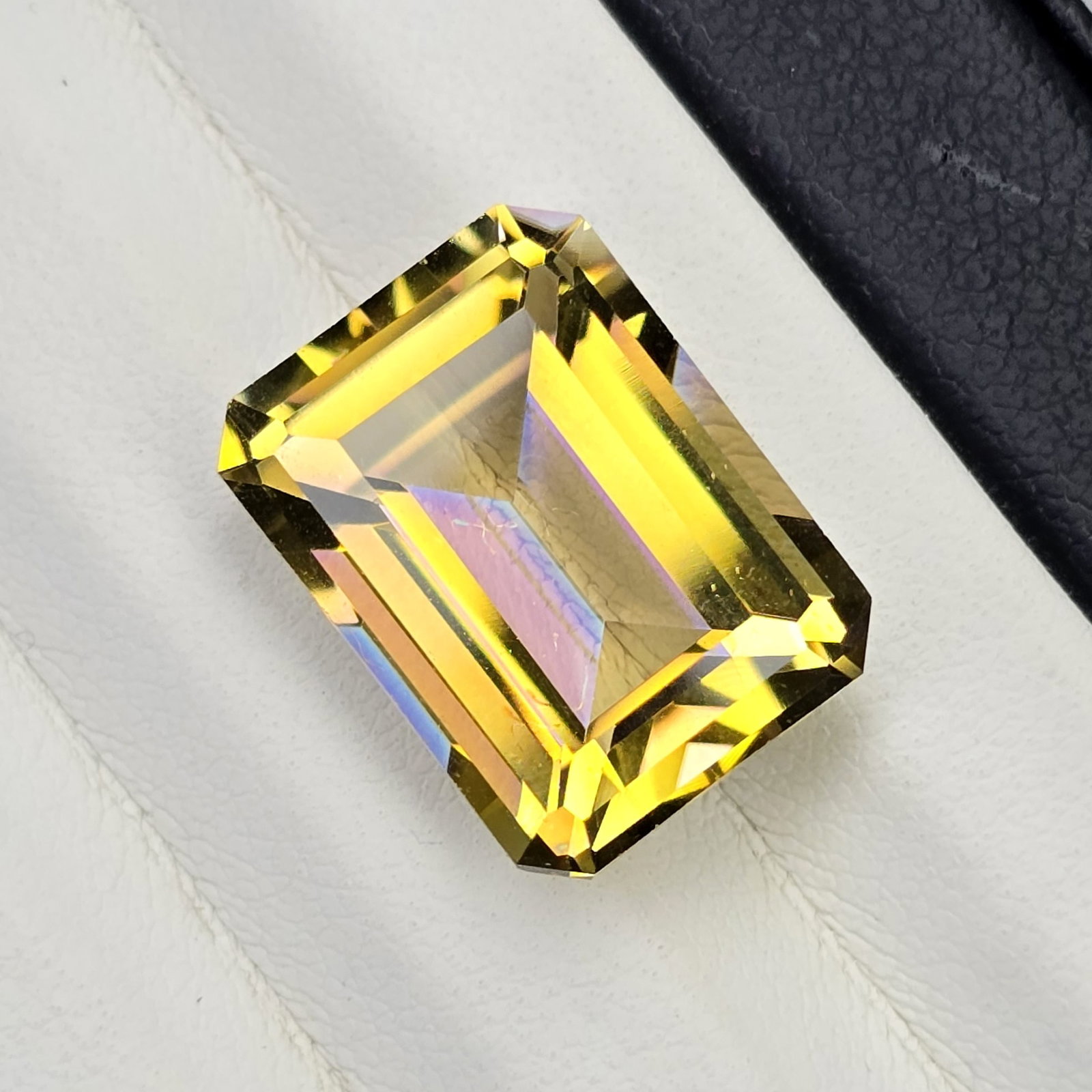 11.55 ct "Top Qulaity" Natural Yellow Mystic Quartz: Gemstones: Natural Mystic Quartz /Carat Weights: 11.55 ct /Size or Dimensions: 16 X 12 X 8 mm /Treatment: Coated