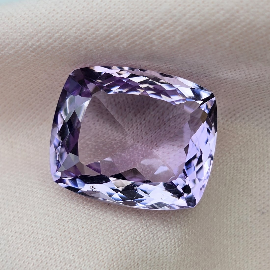 14.98 ct "Top Quality" Brazilian Natural Pink Amethyst: Gemstones: Natural Brazil Amethyst /Carat Weights: 14.98 ct /Size or Dimensions: 17 X 14 X 9 mm /Origin : Brazil