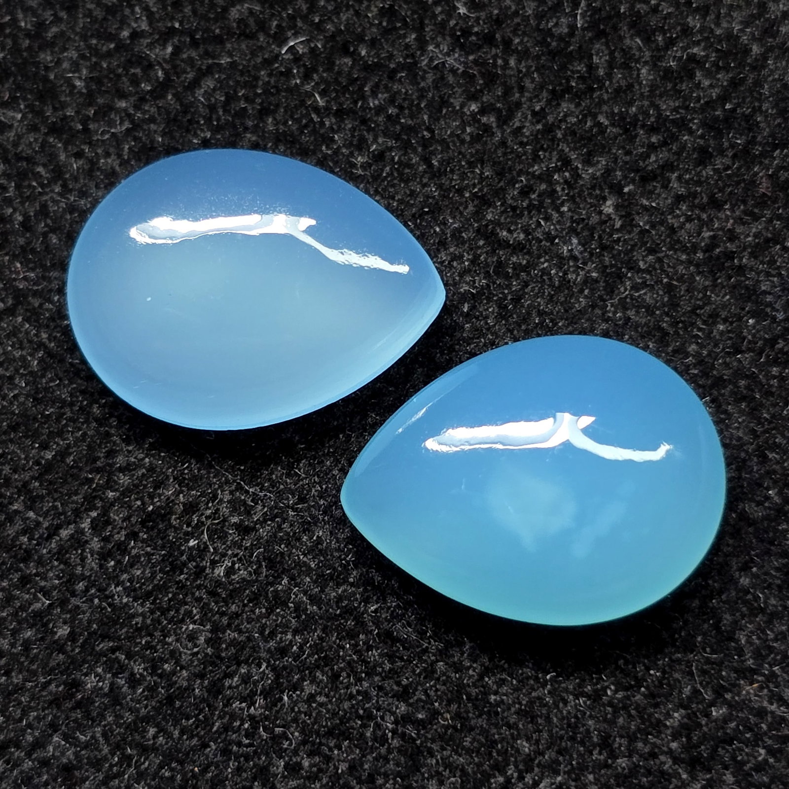 14.33 ct Natural Chalcedony Pear Pair: Gemstones: Natual Chalcedony /Carat Weights: 14.33 ct /Size or Dimensions: 15.60 X 12 X 5 mm
