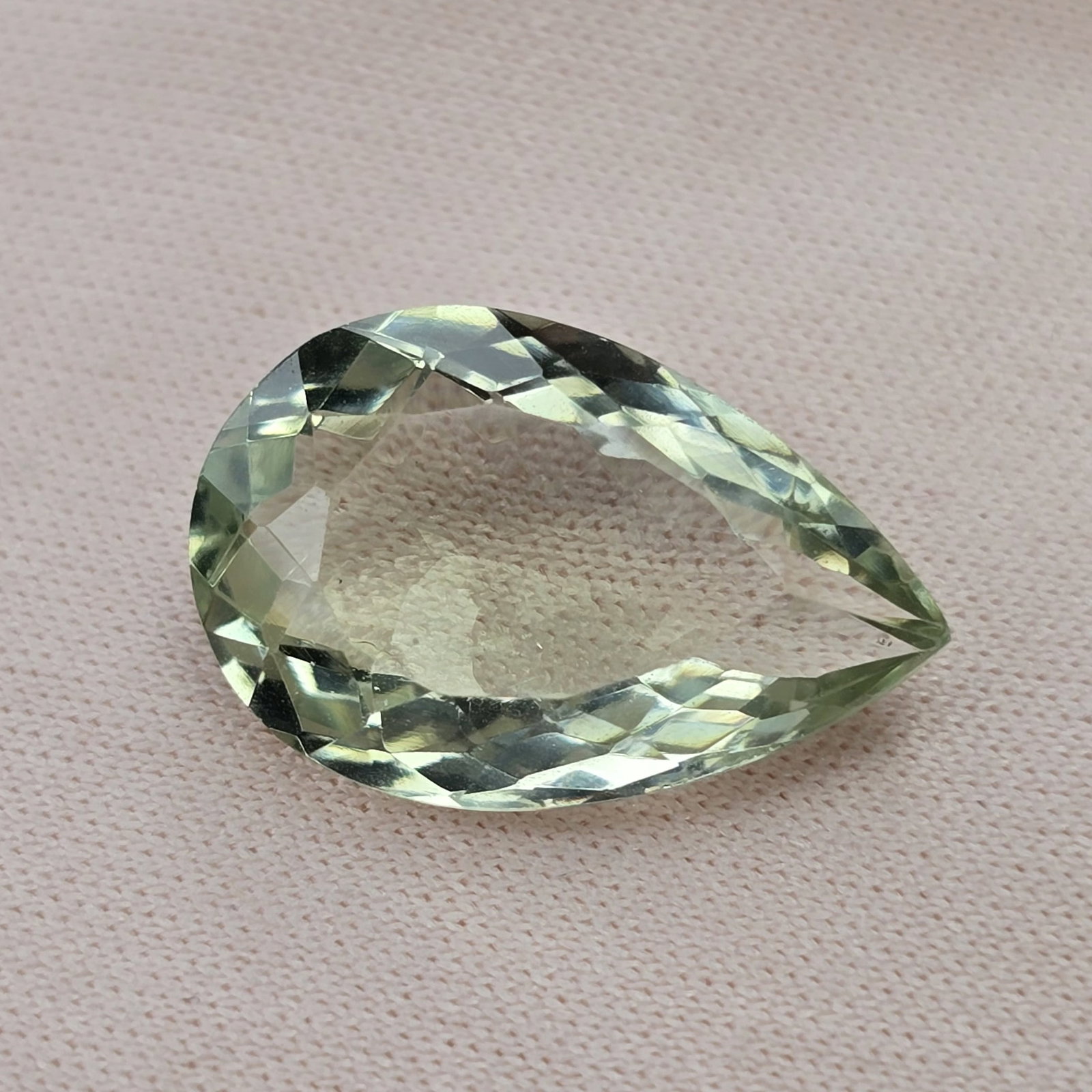 8.39 Ct "Top Quality" Natural Green Amethyst: Gemstones: Natural Green Amethyst /Carat Weights: 8.39 Ct /Size or Dimensions: 18 X 11.50 X 7 mm / Treatment: Heated