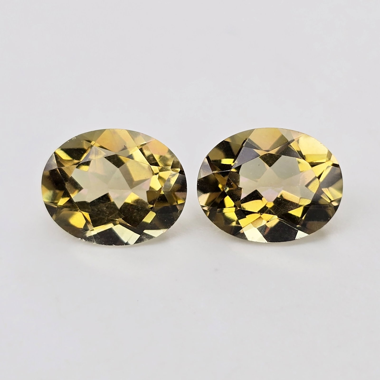 4.97 ct "Top Qulaity" Natural Yellow Mystic Quartz Pair: Gemstones: Natural Mystic Quartz /Carat Weights: 4.97 ct /Size or Dimensions: 10 X 8 mm /Treatment: Coated