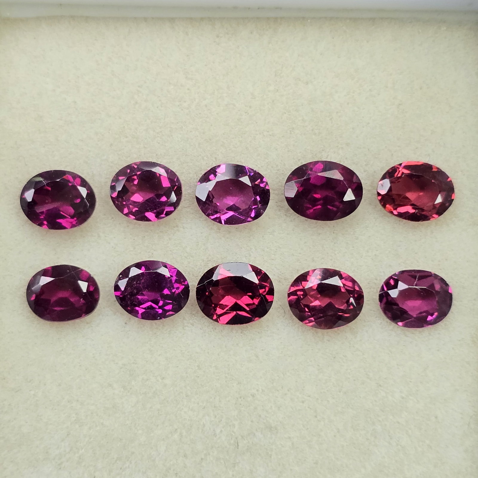 4 Ct Natural Rhodolite Garnet Oval Set (1 of 2)