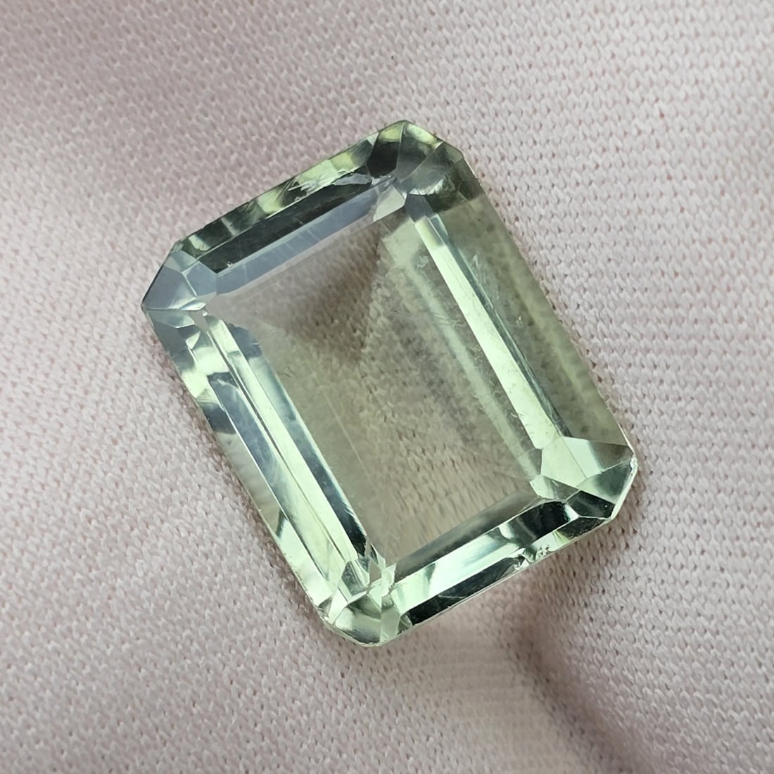 9.66 Ct "Top Quality" Natural Green Amethyst: Gemstones: Natural Green Amethyst /Carat Weights: 9.66 Ct /Size or Dimensions: 15.40 X 12 X 7 mm / Treatment: Heated