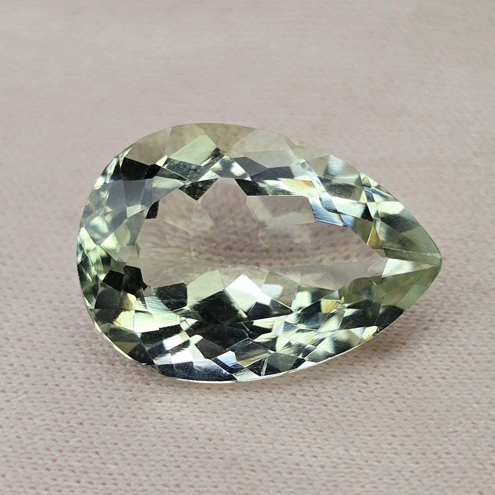 8.08 Ct "Top Quality" Natural Green Amethyst: Gemstones: Natural Green Amethyst /Carat Weights: 8.08 Ct /Size or Dimensions: 16.50 X 11.70 X 7.80 mm / Treatment: Heated