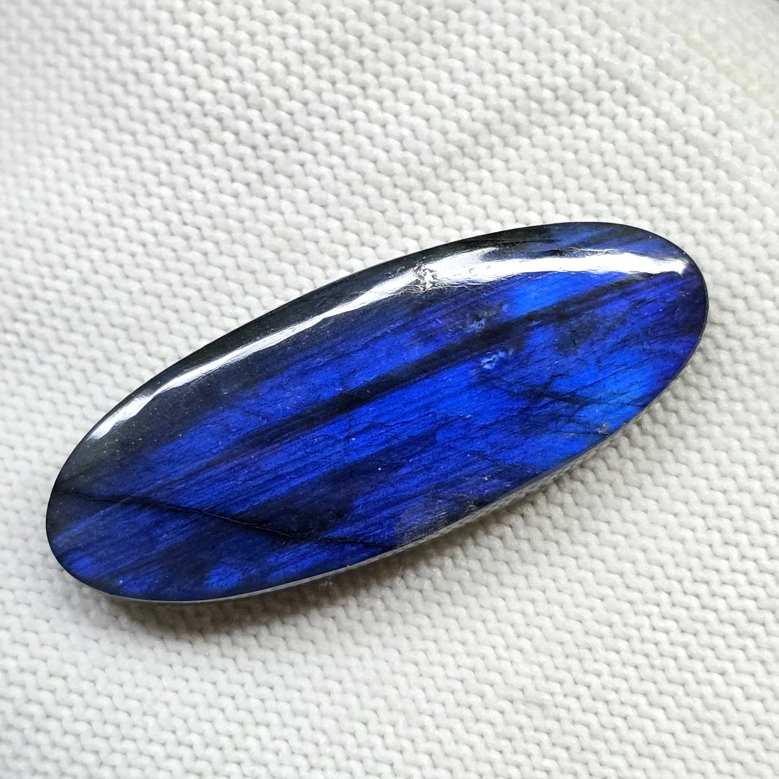 51.06 Ct Natural Blue Flash Labradorite: Gemstones: Natural Labradorite /Carat Weights: 51.06 ct /Size/Dimensions: 44 X 18 X 7 mm Approx /Treatment: No