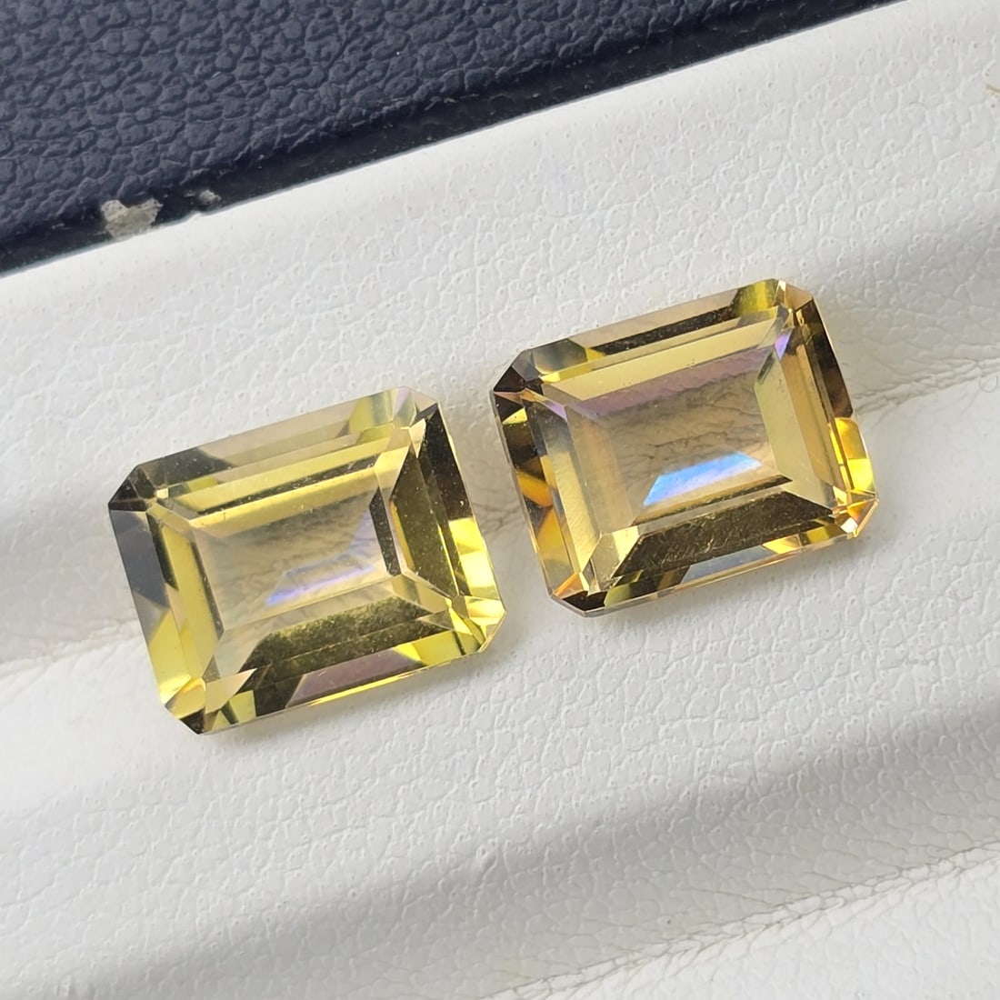 5.76 ct "Top Qulaity" Natural Yellow Mystic Quartz Pair: Gemstones: Natural Mystic Quartz /Carat Weights: 5.76 ct /Size or Dimensions: 10 X 8 mm /Treatment: Coated