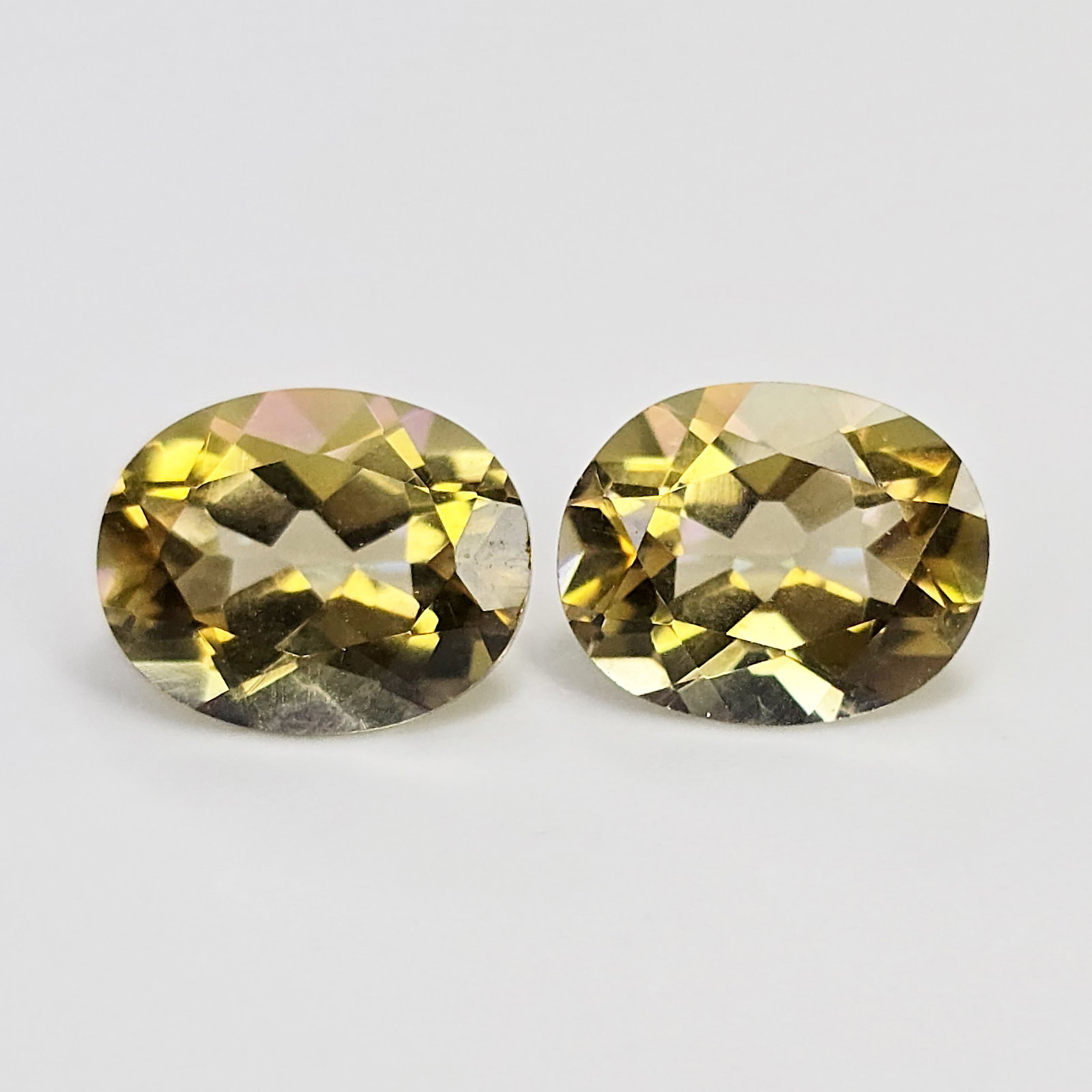 5.01 ct "Top Qulaity" Natural Yellow Mystic Quartz Pair: Gemstones: Natural Mystic Quartz /Carat Weights: 5.01 ct /Size or Dimensions: 10 X 8 mm /Treatment: Coated