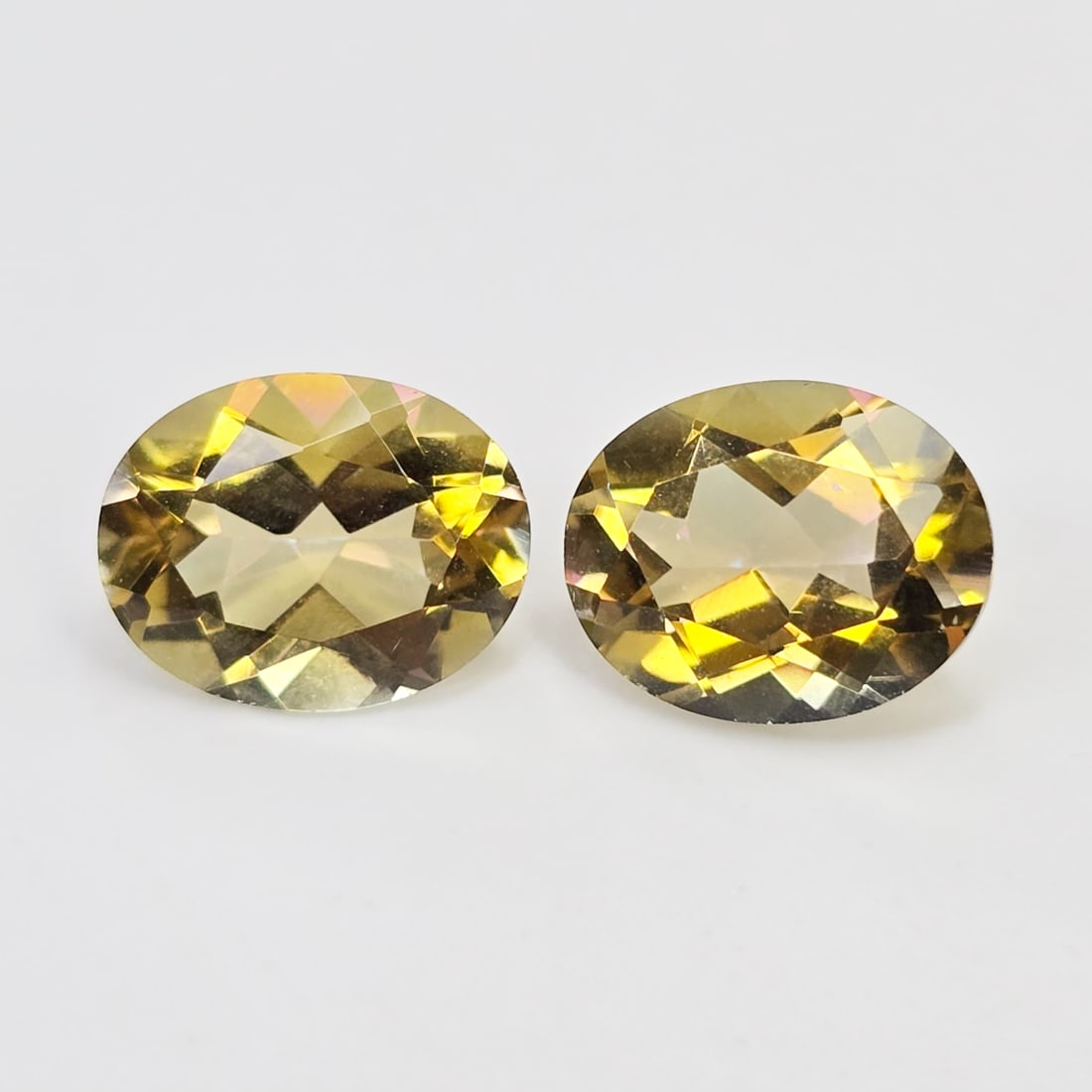 4.87 ct "Top Qulaity" Natural Yellow Mystic Quartz Pair: Gemstones: Natural Mystic Quartz /Carat Weights: 4.87 ct /Size or Dimensions: 10 X 8 mm /Treatment: Coated