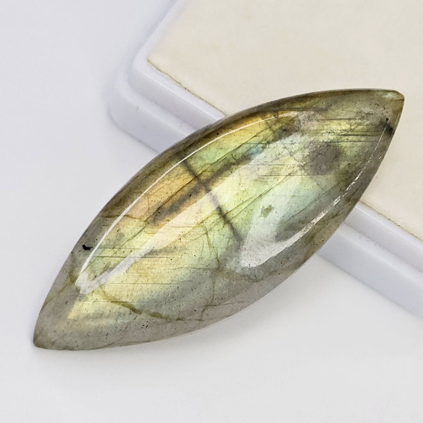 39.17 Ct Natural Green Flash Labradorite: Gemstones: Natural LabradoriteCarat Weights: 39.17 ct Size/Dimensions: 44 X 18 X 7 mm ApproxTreatment: No