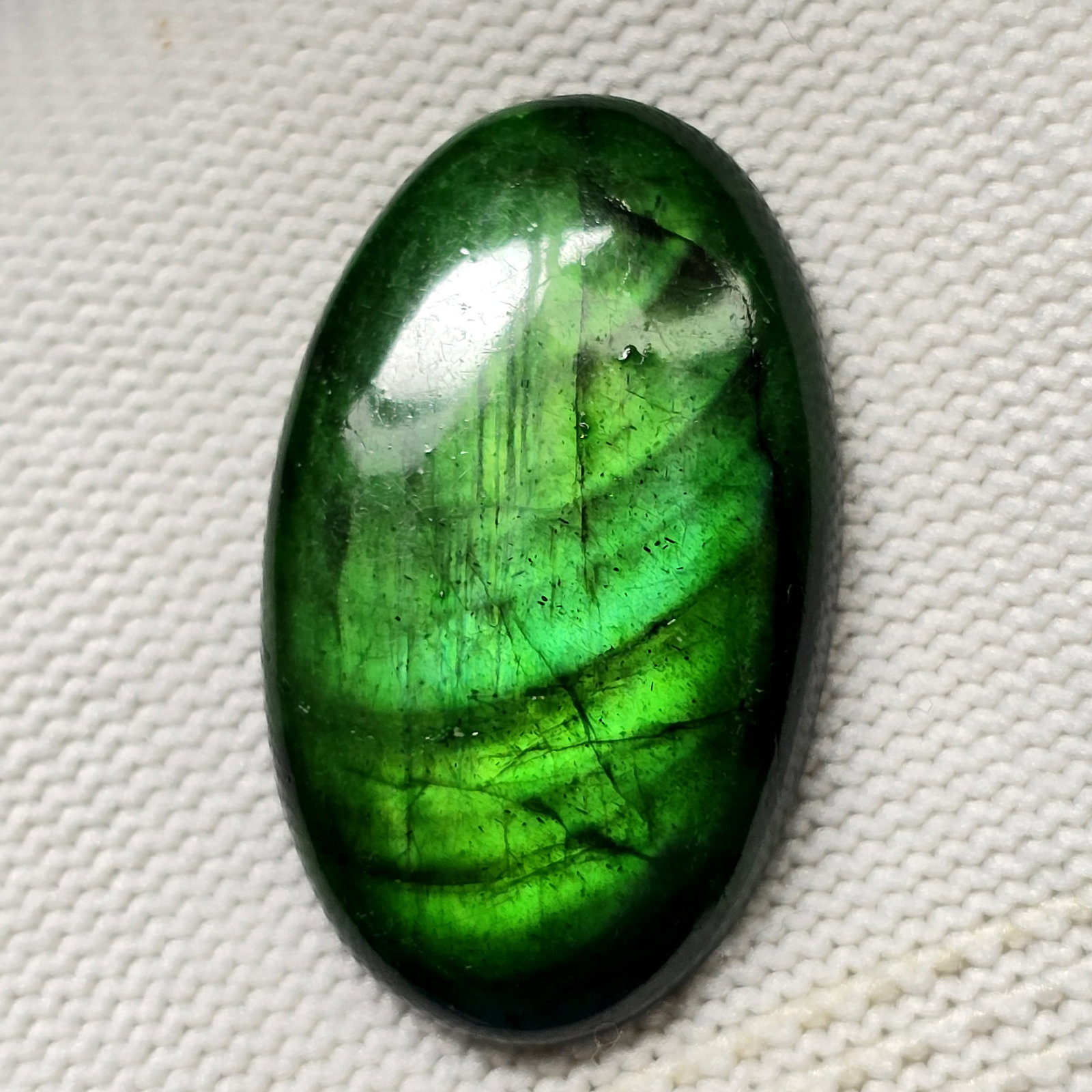 38.40 Ct Natural Green Flash Labradorite: Gemstones: Natural LabradoriteCarat Weights: 38.40 ct Size/Dimensions: 36.30 X 22 X 6 mm ApproxTreatment: Dyed