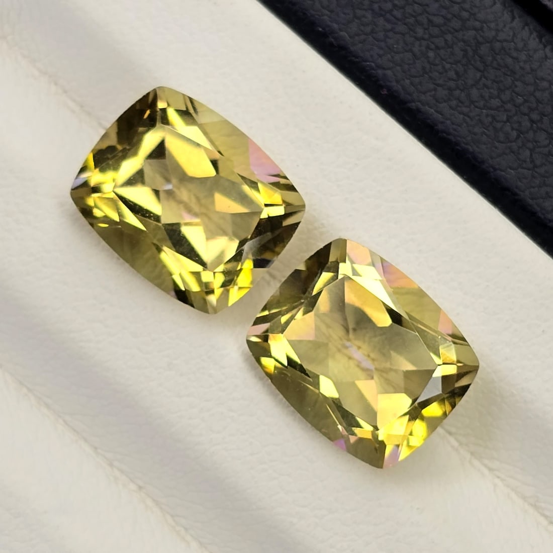 8.14 ct "Top Qulaity" Natural Yellow Mystic Quartz Pair: Gemstones: Natural Mystic Quartz /Carat Weights: 8.14 ct /Size or Dimensions: 11 X 9 mm /Treatment: Coated