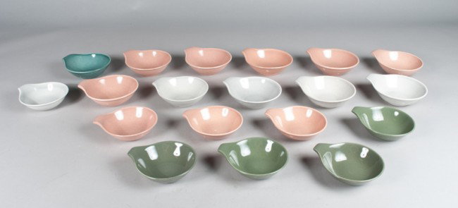 (19) Russel Wright Handled Berry Bowls: Includes nine salmon bowls, five gray bowls and 5 green bowls. All in good condition.