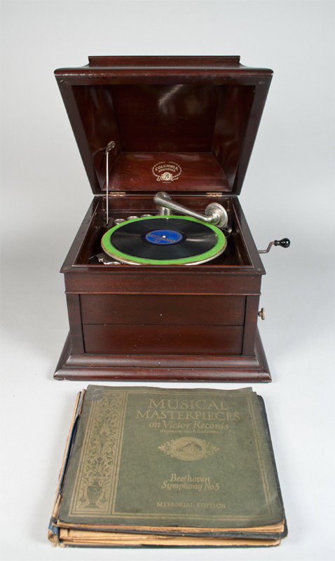 A Fine Antique Tabletop Columbia Grafonola: Mahogany cabinet, with hand crank, speed control and front speaker which you can adjust the volume. Together with eight Victrola and Columbia records. 13.75" H x 18.5" W x 21.5" D. In very good, worki