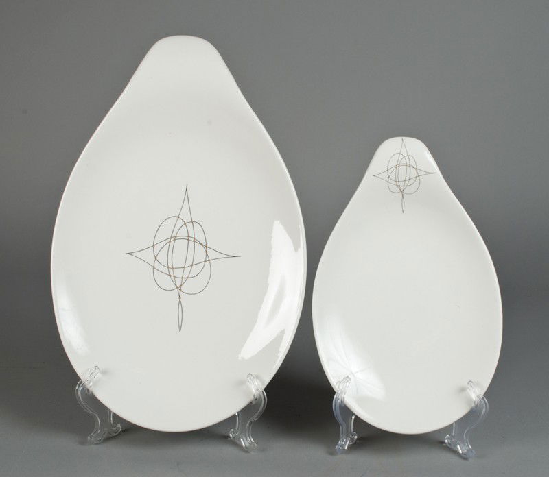 (2) Eva Zeisel for Hallcraft Handled Platters: Designed by Eva Zeisel, both white with abstract designs, both handled. Largest 17.25" L, and in good condition.