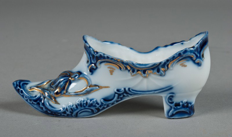 A Fine Porcelain Flow Blue Shoe: Possibly E.S. Germany, flow blue porcelain shoe with gilt highlights. 5.25" L.