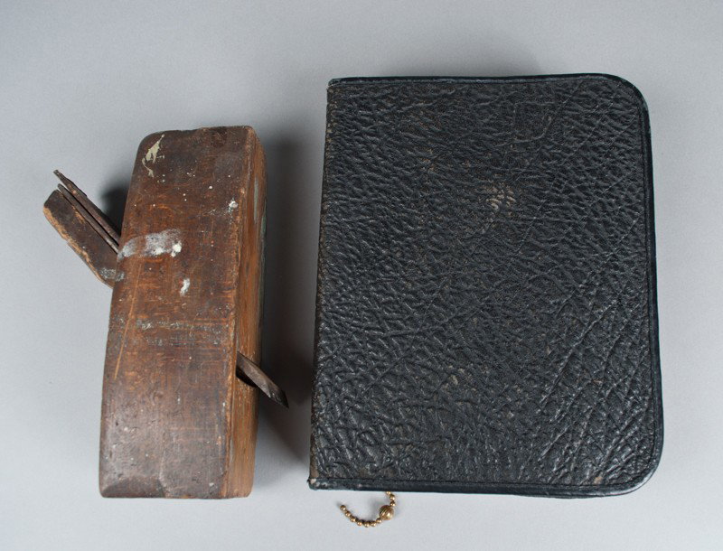 (2) Antique Primitive Articles: Includes a cased in leather shaving set, with mirror, comb, shoe brush, soap, shaving brush, razor, file and straight razor, most contained in small boxes. Together with an antique wooden plane, 7.5" 