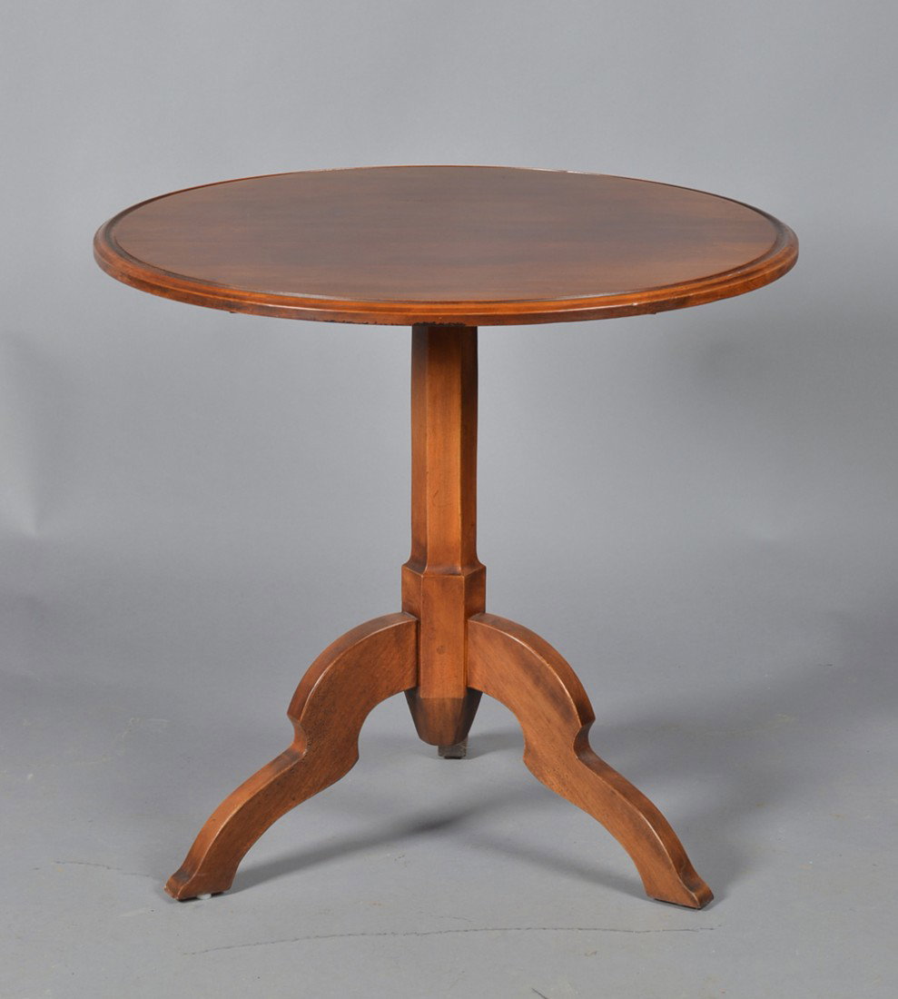 Henredon Pedestal Round Side Table: Pedestal column base on with three feet, and round top. Plaque on underside reads "Henredon Registry First Edition No. 10." 26.25" H x 28" Dia. Circa mid 20th century.