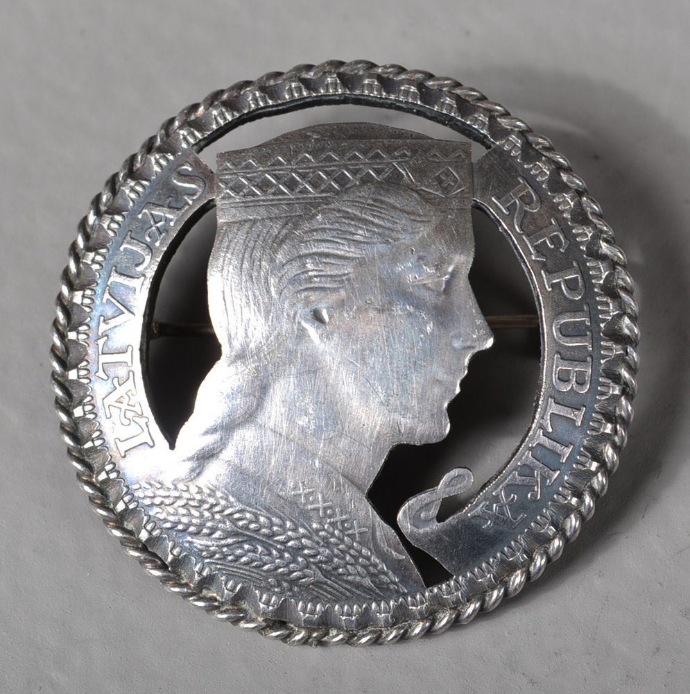 Latuijas Republic 5 Lati Sterling Silver Medal: Stamped 929 weighing 23 grams total weight. 1.5" diameter. Private collection Gregory, MI