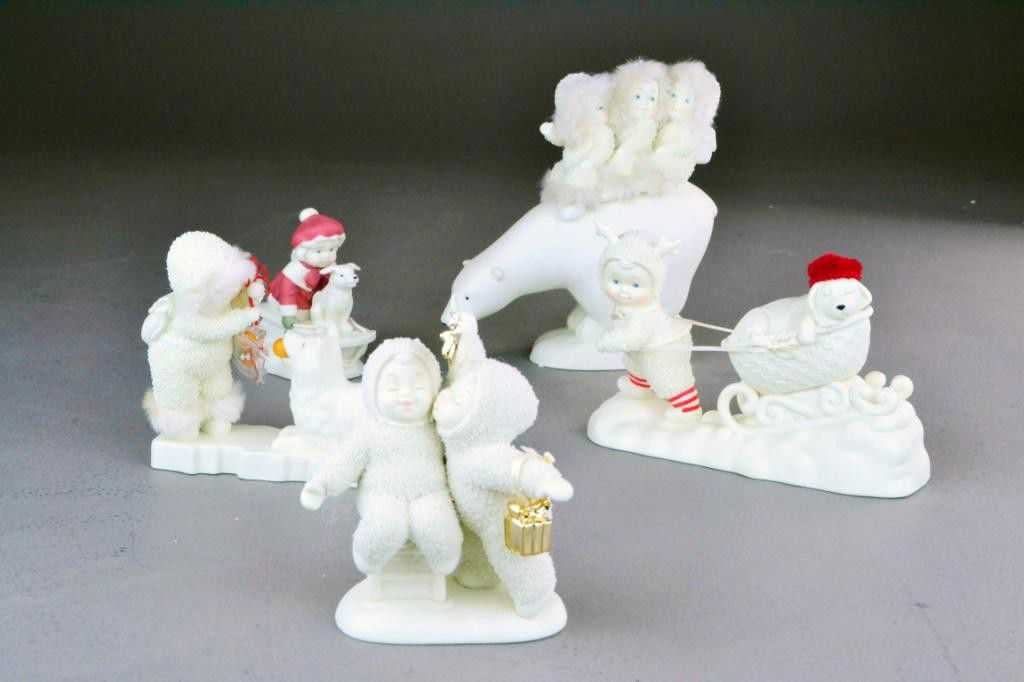 (5) HOLLY LANE & SNOWBABIES COLLECTIBLES: Including 'Downhill Friends' by Holly Lane and Snowbabies Exploration Series: 'Orange Surprise,' 'Kiss Me,' 'Dog Sledding,' & 'Polar Bear Trek.'All in mint condition in original boxes. Private collect