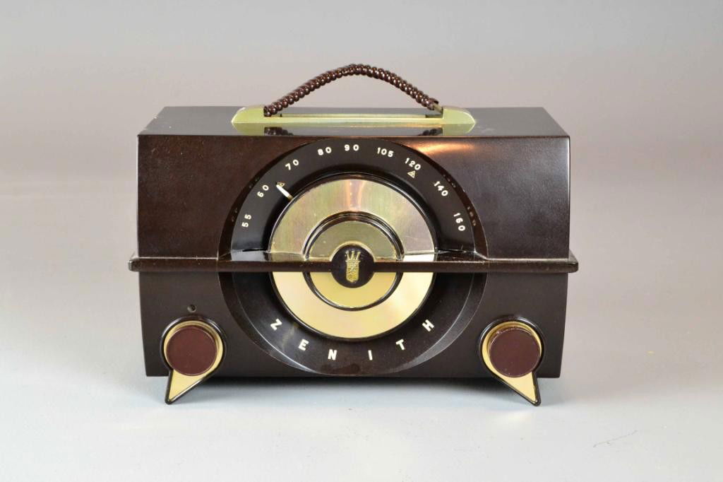 1952 PLASTIC ZENITH RADIO MODEL J615: Brown plastic 1952 Zenith radio with handle, 8.5" H, x 13" W x 7" D, in nice condition, and in working order at the time of description. Private collection Oxford, Mi.