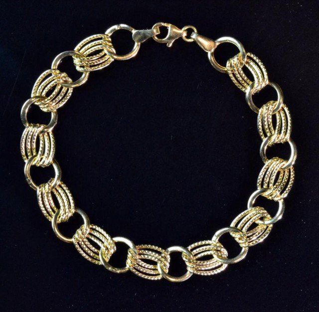 18K Gold Rodeo Style Bracelet: A 18K 4.79 g yellow gold "Rodeo" style bracelet ( 7.5 inches long).