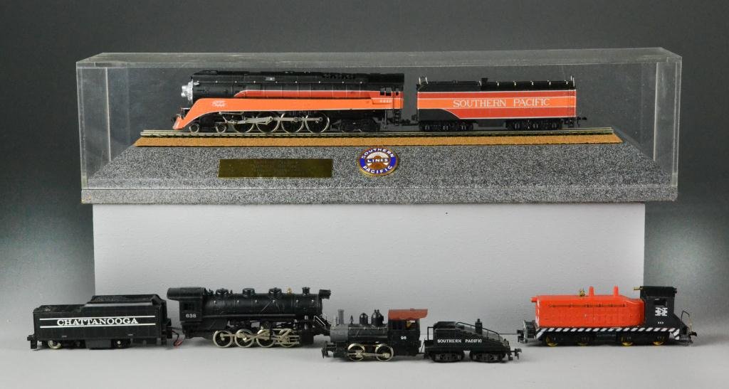 (5) HO Toy Trains: To include Southern Pacific locomotive + 1 in plastic display case (22" L, 5" H x 5" D), circa 20th century, condition varies. Property of an Oxford, Michigan gentleman.