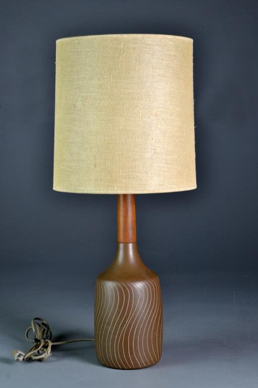 Martz Pottery Mid-Century Table Lamp: Having engraved wavy linear pattern to ceramic body, teac cap, teac finial and a linen shade, base signed Martz for ceramic artist Gordon Martz of Marshall Studios, measures 27"H with shade, circa mid