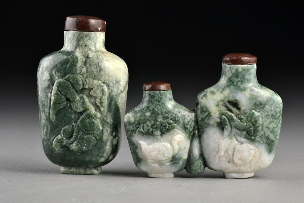 (2) Chinese Carved Hardstone Snuff Bottles: To include a snuff bottle example carved tp depict bat, turtle and lingzhi, the second a large example depicting bats, coin and koi fish, good condition, all complete with stoppers, tallest is 3.3"H.