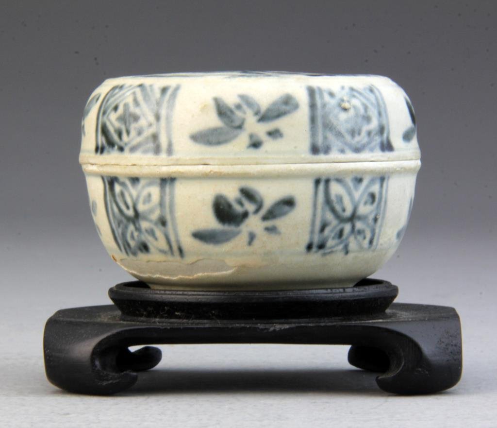 A Chinese Qing Blue and White Porcelain Box: Having symmetrical floral decoration and a hardwood stand, measures 2.125"H, circa late 19th-early 20th century. Condition, having minor flaking to glaze near base. Property of a Metamora, Michigan ge