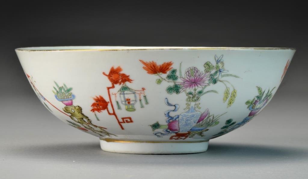 Chinese Qing Famille Rose Porcelain Bowl: Finely painted to depict various antiques and dragon flies, having a gilt rim and raised on short foot ring, having four character mark in iron red to base, 3"H X 7.5"D, circa late 19-mid-20th century