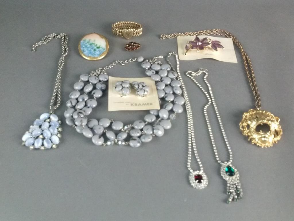 Over 100 Pieces Ladies Costume Jewelry Inc Signed: A very nice collection of ladies signed and unsigned costume and antique jewelry, various necklaces, bracelets, pins, antique Bohemian? garnet brooch, earrings, rings, signed pieces to include Kirks F