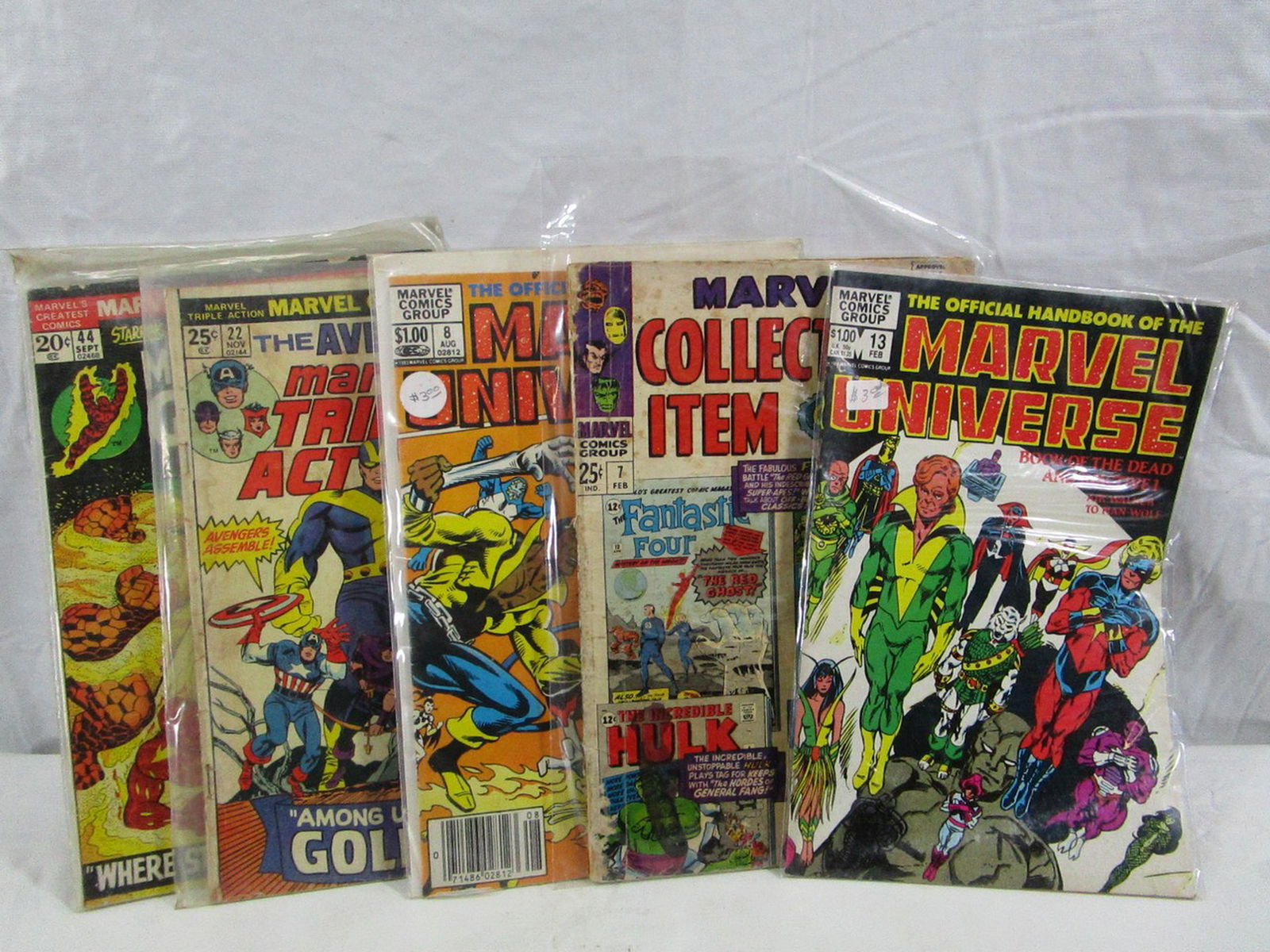 Lot Of 5 Comic Books Mavel Comics: This lot includes 5 Marvel Comic Books including a Collector's Item Classics book. They are in decent condition and come in protective sleeves.