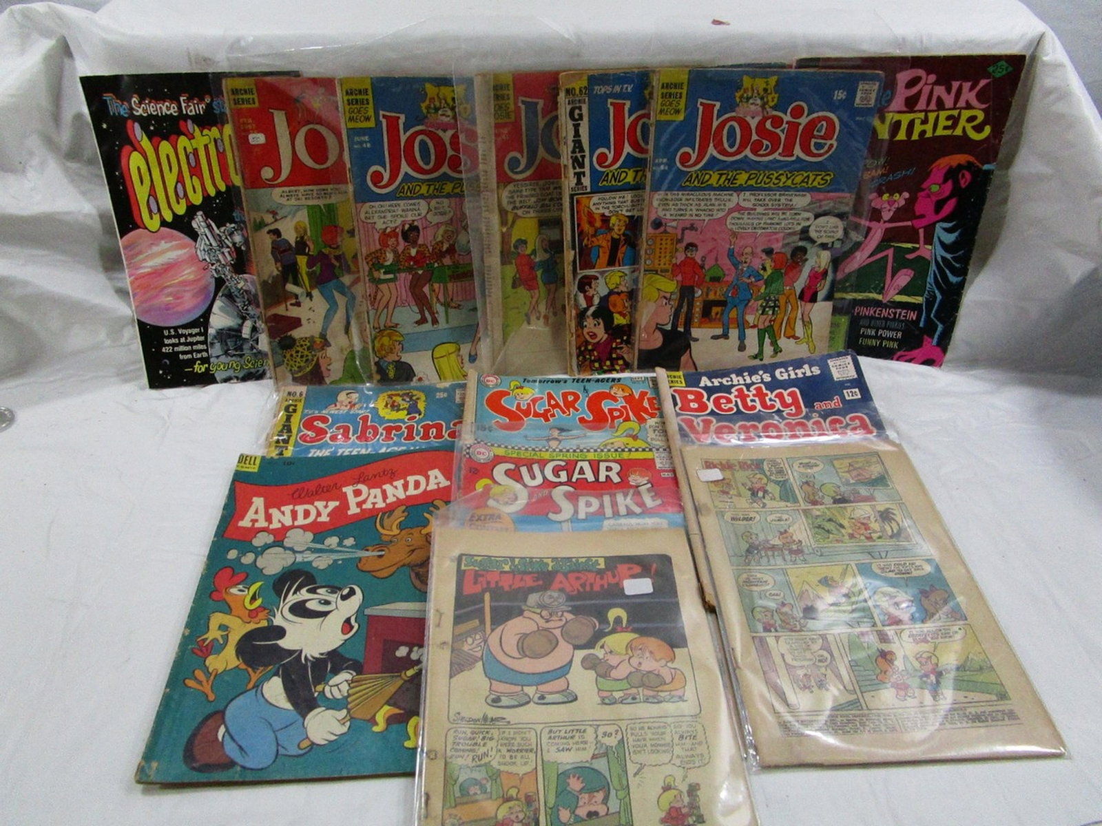 Lot Of 14 Comic Books Josie And The Pussycats & More: This lot includes 5 Josie comics, 3 Sugar & Spike comics, a Sabrina, A Betty & Veronica, Pink Panther, Ritchie Rich and a couple others. They're 6 books that do not have protective sleeves.