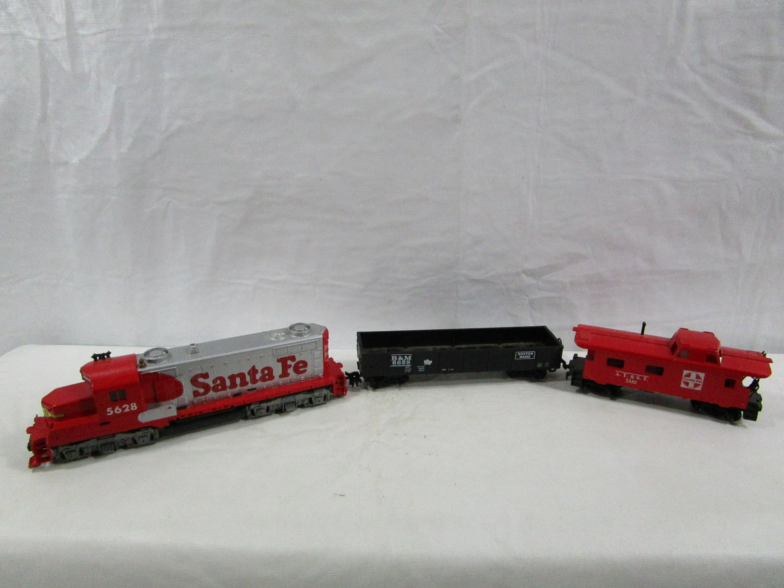Tyco Train Engine, Car & Caboose: This lot includes a Santa Fe engine, a Boston& Maine car and A.T & S.F. caboose
