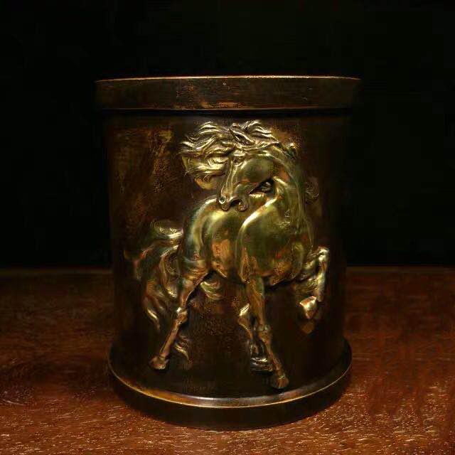 A GILT BRONZE HORSE PEN HOLDER: Time: Qing Dynasty 17-19 Century / Weight / Height 4.33 in / Diameter 3.54 in