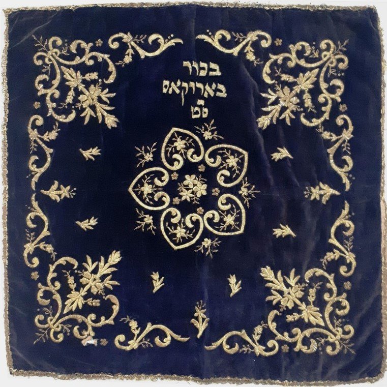 Fabric map for hanging on the synagogue wall - gold: Fabric map with gold thread embroidery for hanging on the synagogue wall. Turkey, 19th Century. At its center, the words: "Bechor barokas sa't" embroidered, around embroidery of weave gold at th