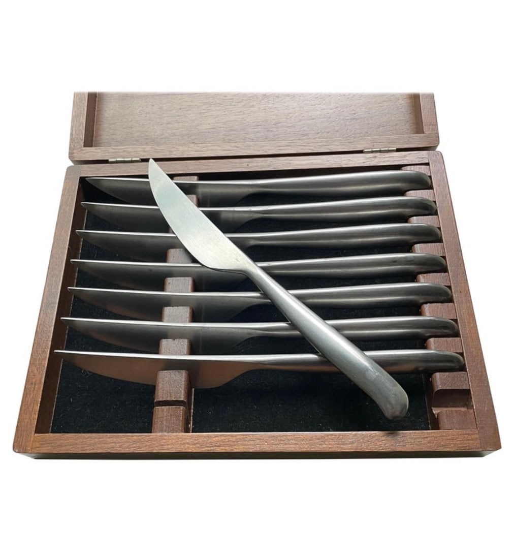 Mid Century Modern Dinner Knives by Don Wallance for Lauffer, Norway: Fantastic set of dinner knives by Don Wallance for Lauffer, Norway. Nice well appointed storage box. Knives are 8" long.