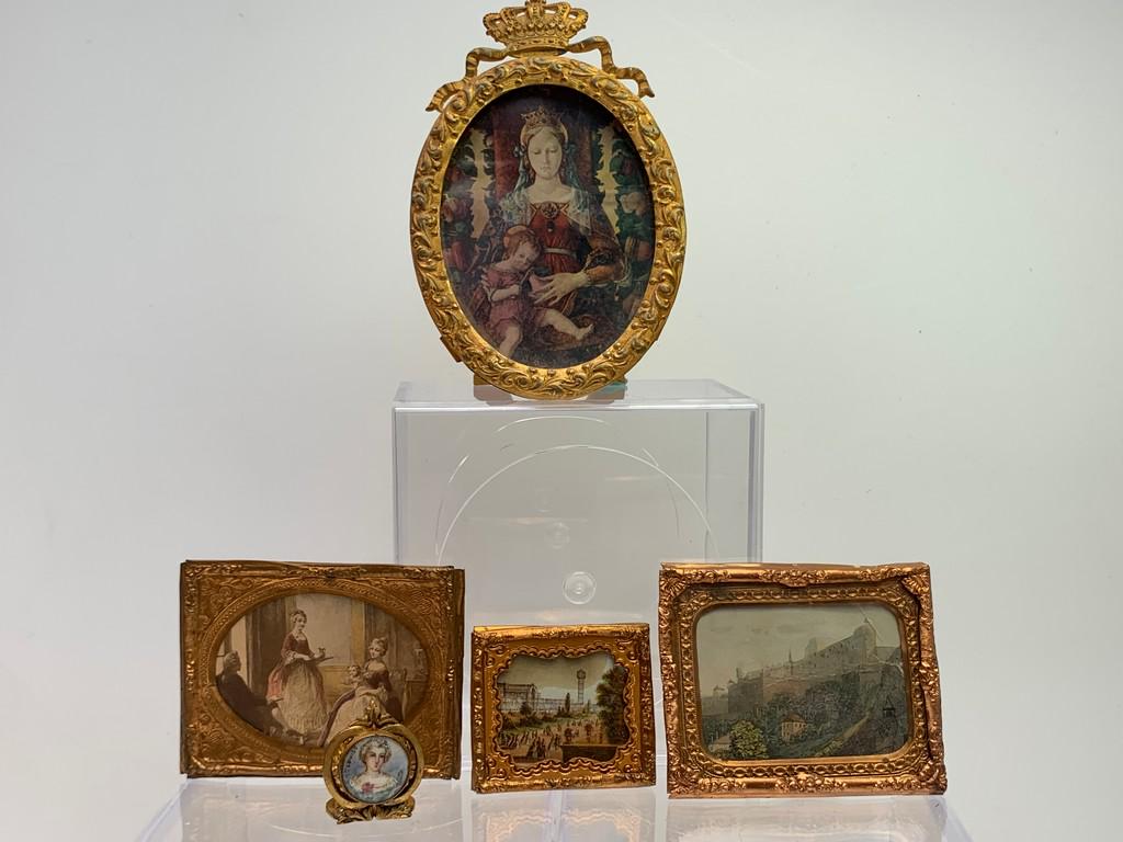 5 Piece Vintage Ormolu & Brass French Pictures: Vintage 5 piece lot of pictures and one button. The small round piece is a button. Made in France, the picture frames are metal and some are Ormolu.