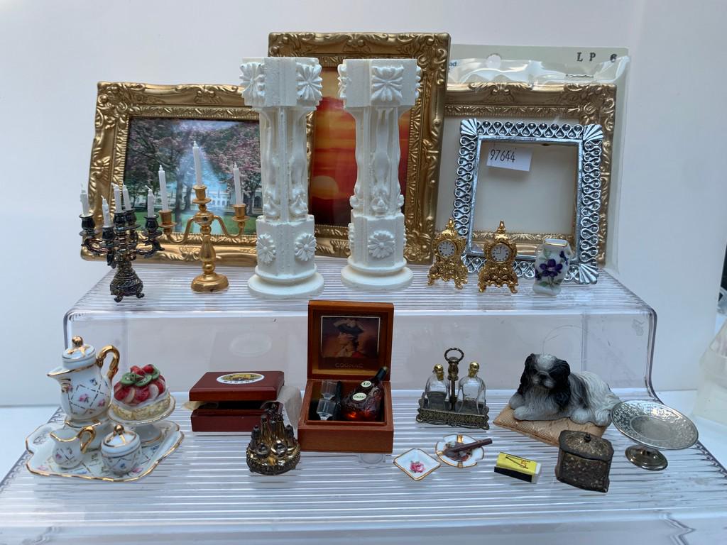 20+ Lot For Gentleman's Room - Clocks, Cigars, ..: This is an assortment of items for a gentlemen's room, den or sitting room. There's a box of cigars, ashtray, box of matches, dog on a pillow, decanters in holder, pictures in frames, columns, clocks,