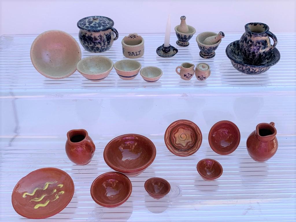 IGMA Artist Jane Graber Pottery Stone & Redware: 24 Piece lot of stoneware, redware and spongewear by IGMA artist Jane Graber. So talented. The lot consistes of a stoneware mixing bowl set, sugar and creamer and salt. The spongewear is a chamber pot