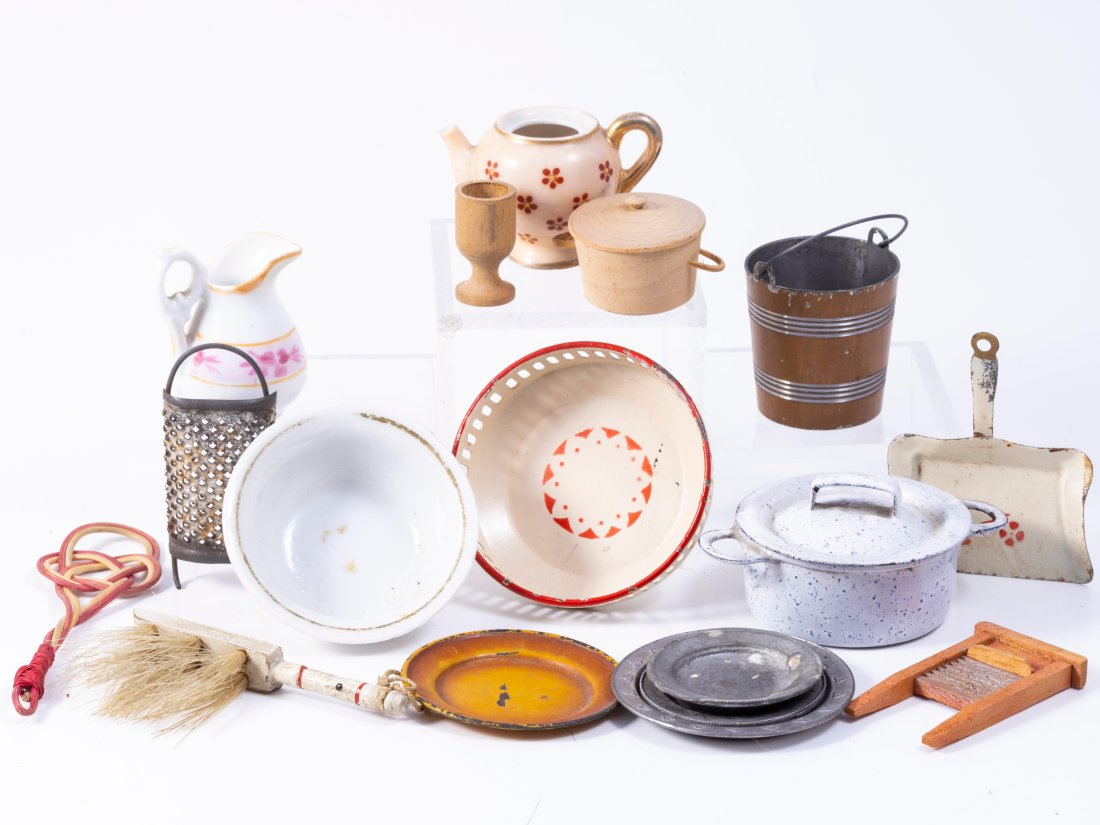 Large Assortment of Kitchen Pieces in Larger Scale Dollhouse, Vintage (1 of 17)