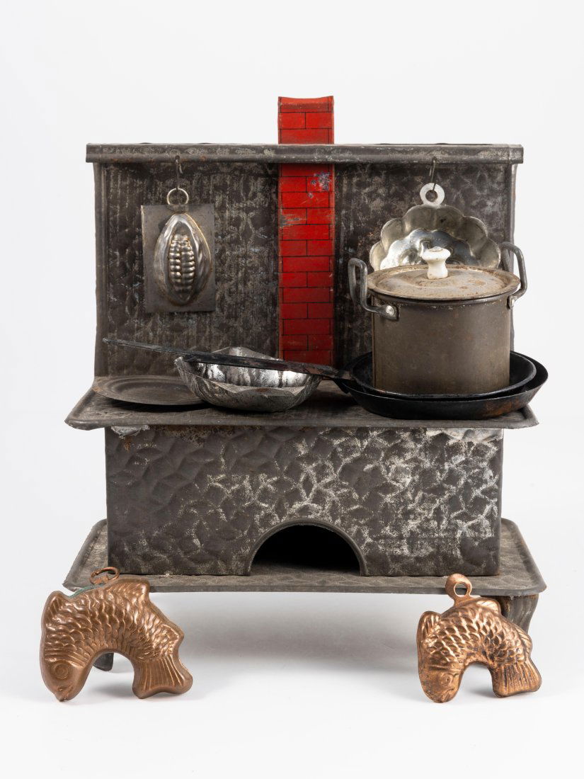 Vintage Dolls Scale Kitchen Metal Stove with Metal Pot, Pans and 4 Molds (1 of 11)