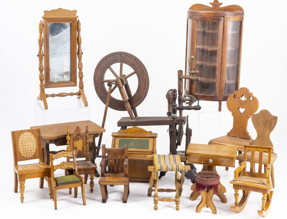 Large Variety of Doll and Dollhouse Furniture with Some German Antique Pieces (1 of 13)