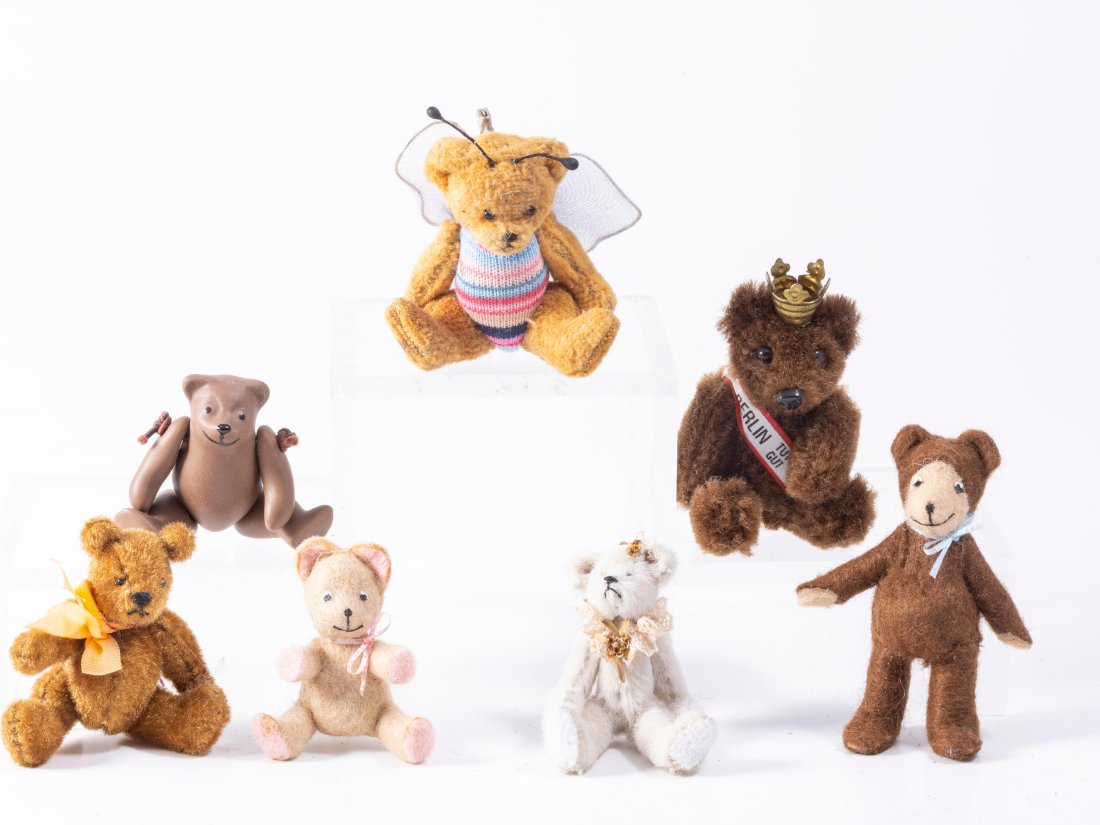 7 Teddy Bears - Dollhouse, one German (1 of 10)