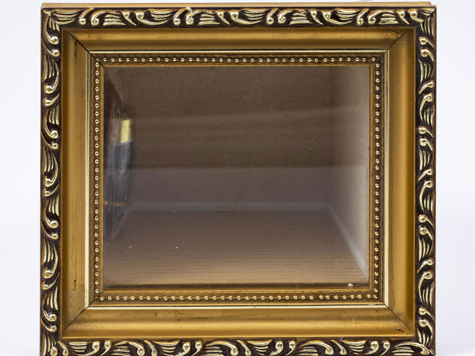 1/2" Scale Roombox with Picture Frame & Light (1 of 7)