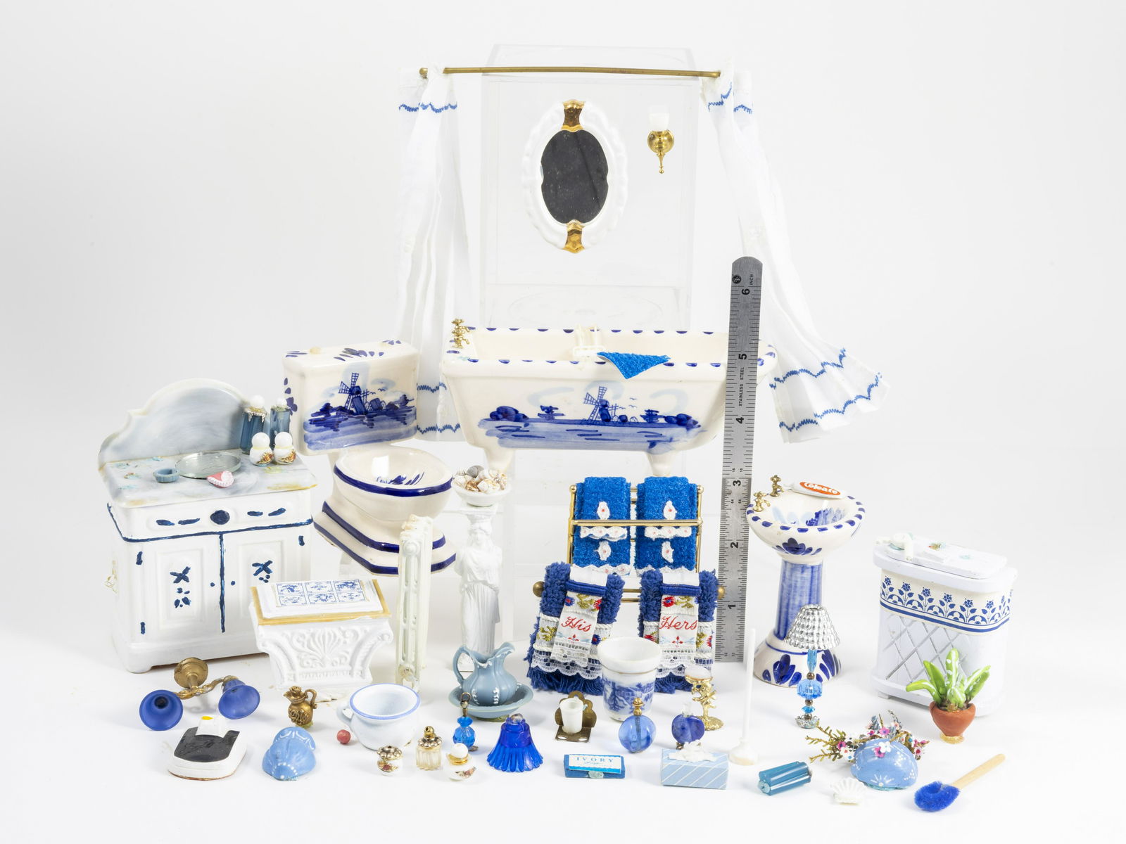 Blue & White Delft Bathroom with Tons of Accessories - Roombox (1 of 20)