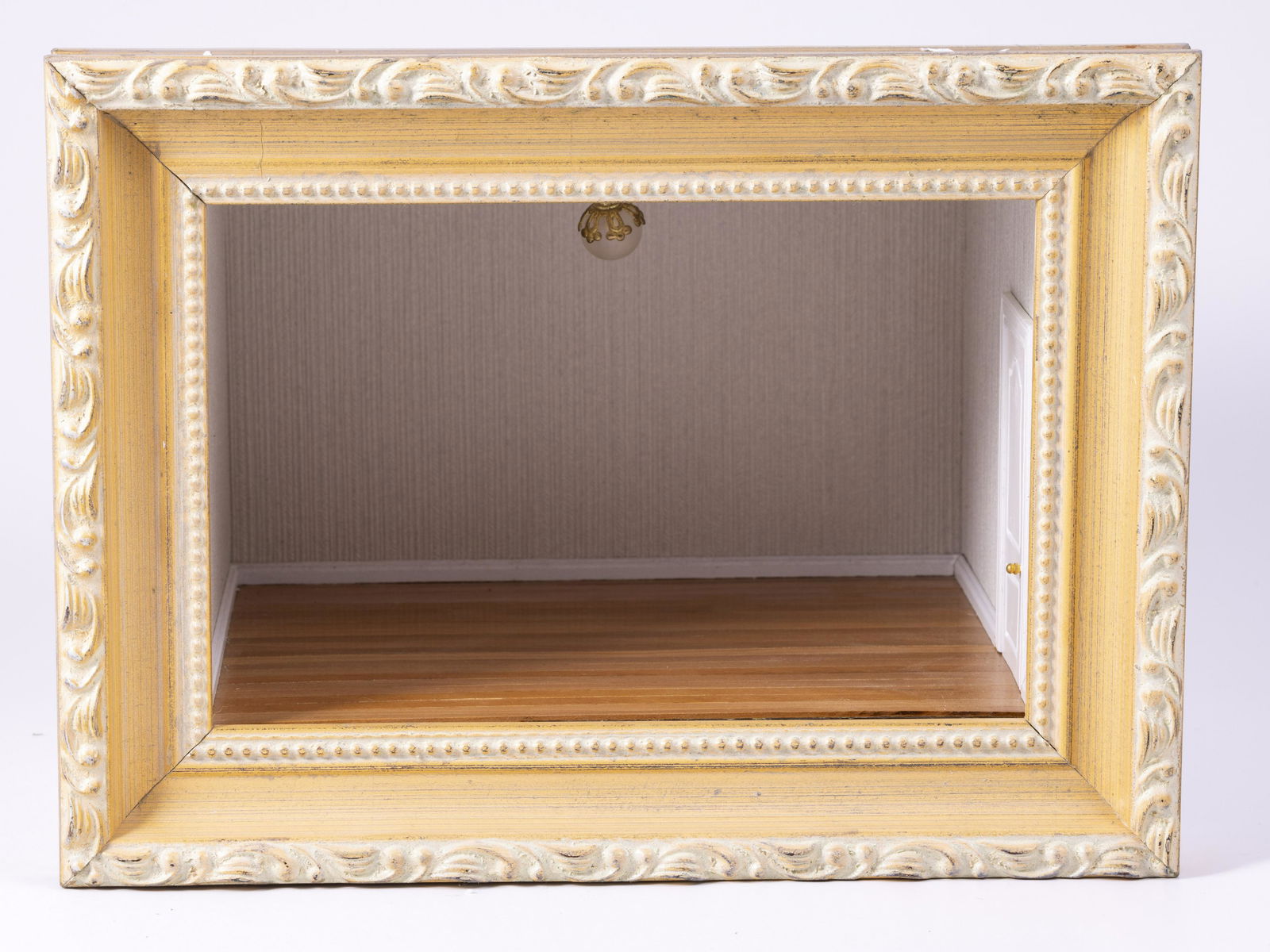 1/2" Half Scale Shabby Chic Roombox with Light (1 of 7)