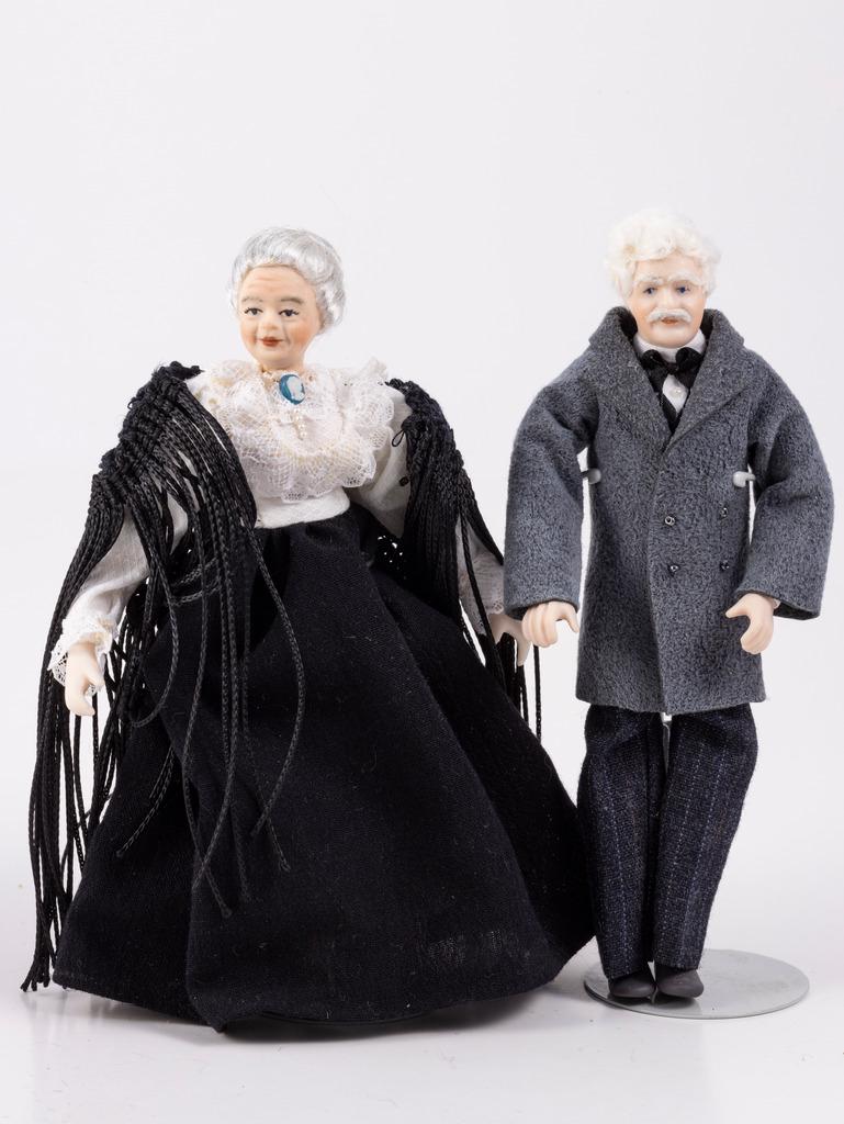 Older Couple in Older Fashioned Clothing (1 of 5)