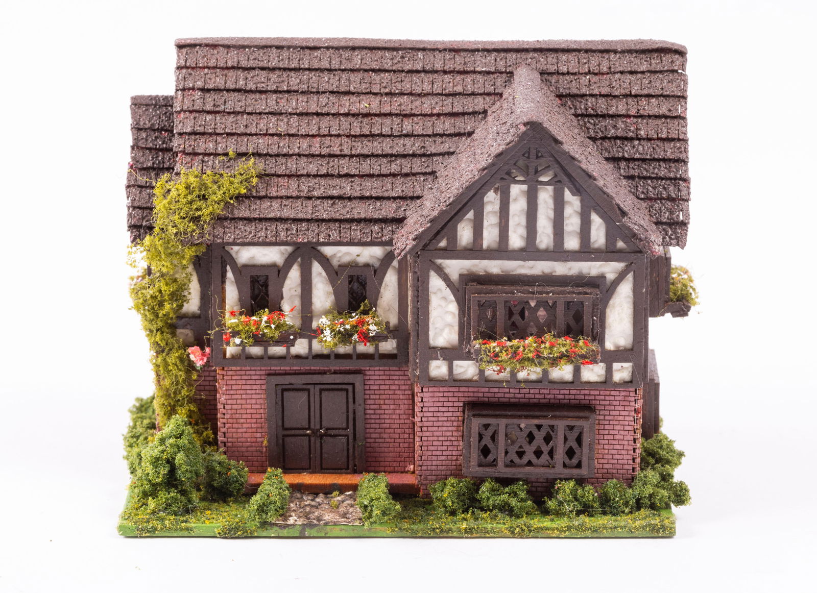 1:144 Scale Decorated Tudor House: Decorated Tudor house in 1:144 scale. Nicely made, and decorated inside with furniture and accessories.