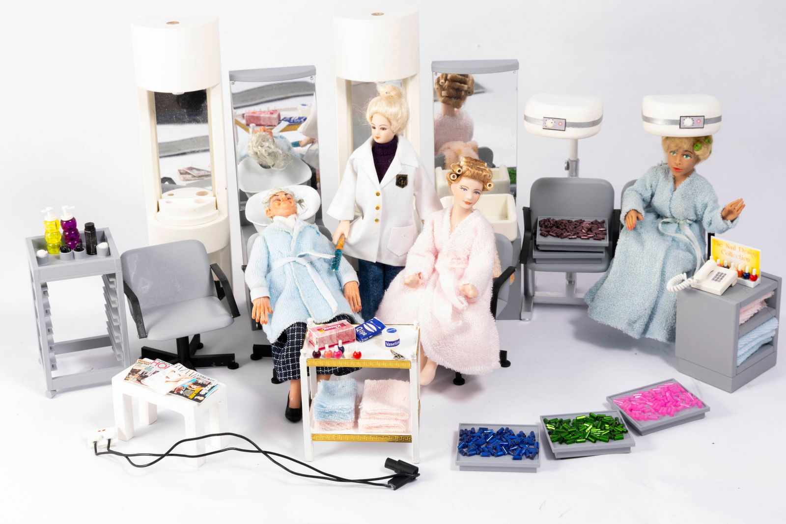Ladies Beauty Parlor / Ladies Salon with Hand Sculpted Dolls (1 of 7)